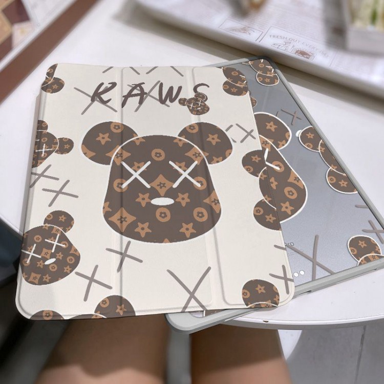 Kaws カウズブランド アイパッド10/9/8カバー 耐衝撃ipad pro12.9インチカバーブランド男女愛用おしゃれ iPad AIR5 6/mini6 7手帳型ケース 全面カバーアイパッド ポロ12.9/11インチケースカバー多機能性