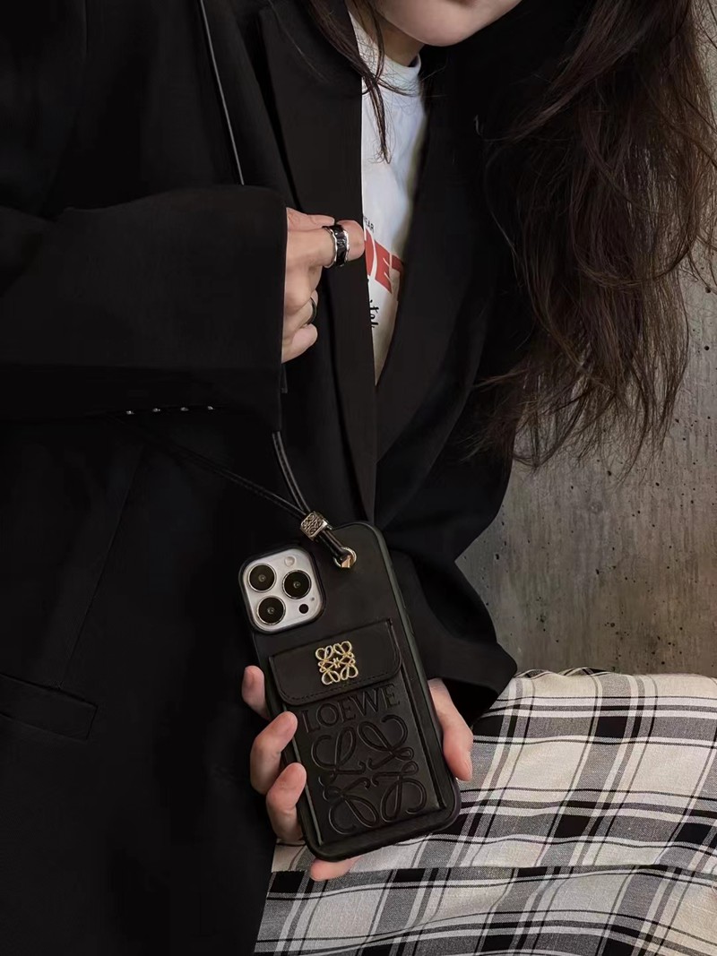 LOEWE ロエベiPhone16  15pro max 16pro 13 12スマホカバー耐衝撃オシャレ芸能人愛用